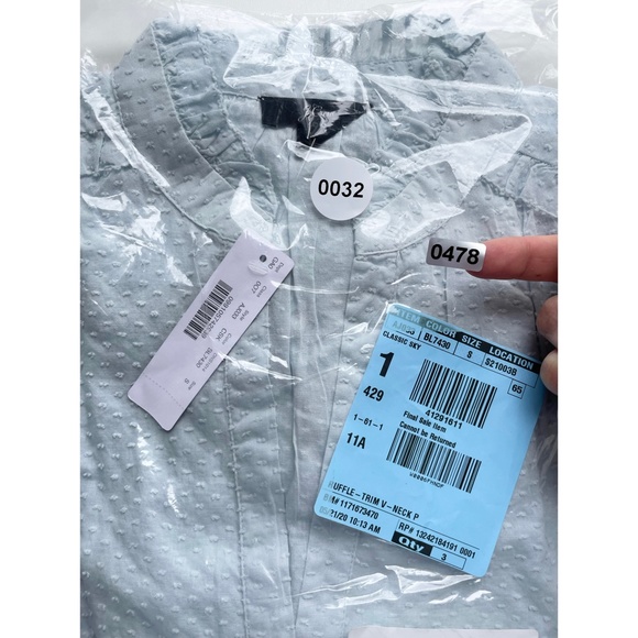 ✨NWT✨ J.CREW Ruffle Trim V Neck Popover in Clip Dot Classic Sky (Blue) Sz S - Picture 7 of 8